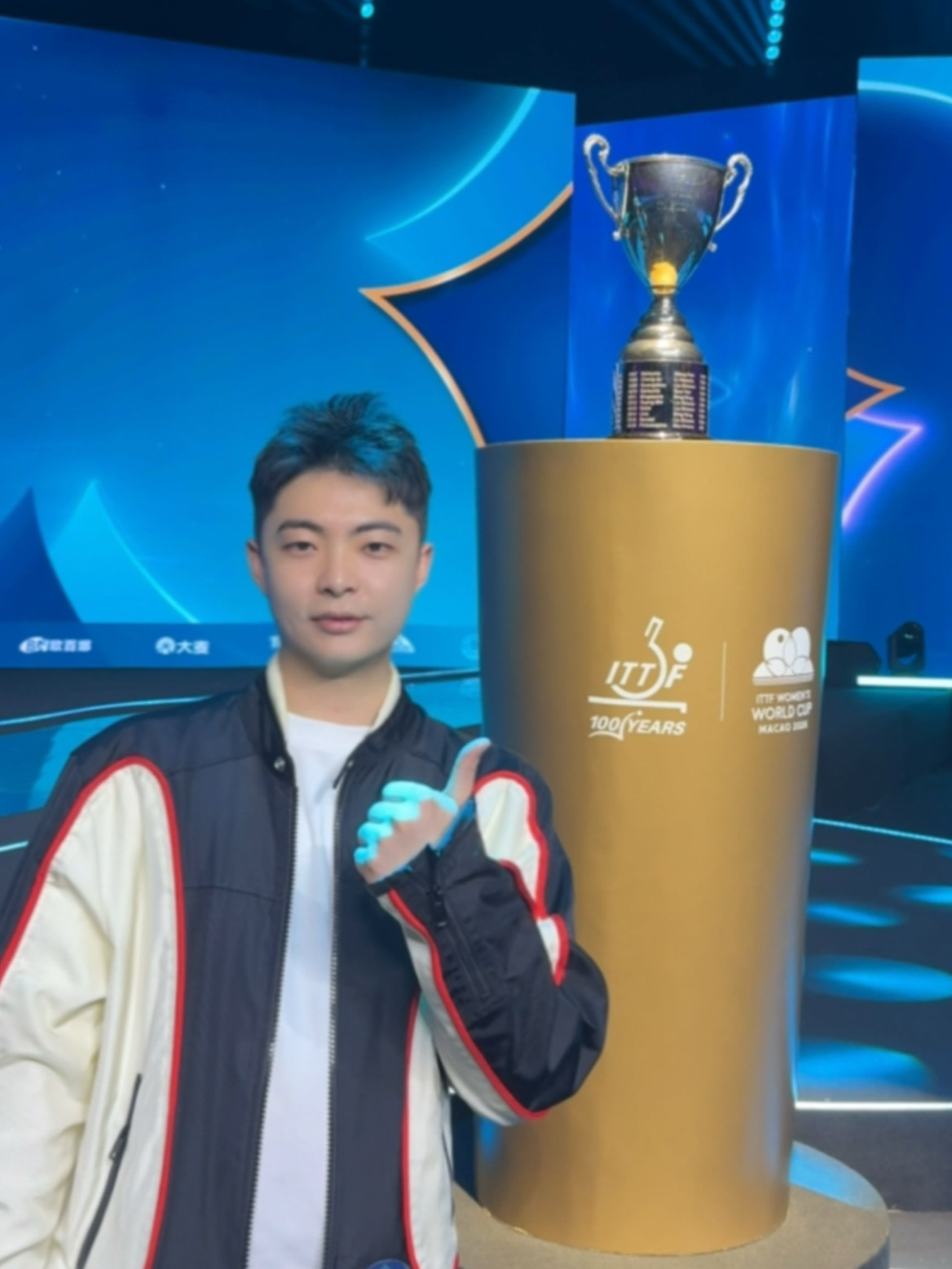 我证明，莎莎的奖杯确实没帽。王楚钦问孙颖莎你的奖杯帽呢孙颖莎冠军