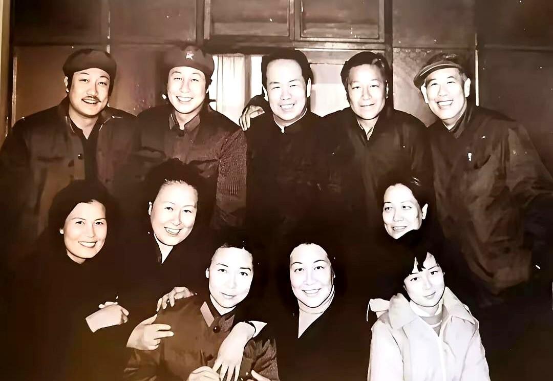 那时的张瑜，在老前辈面前还挺腼腆。你知道吗，她跟王心刚老师合作《知音》时，才刚红