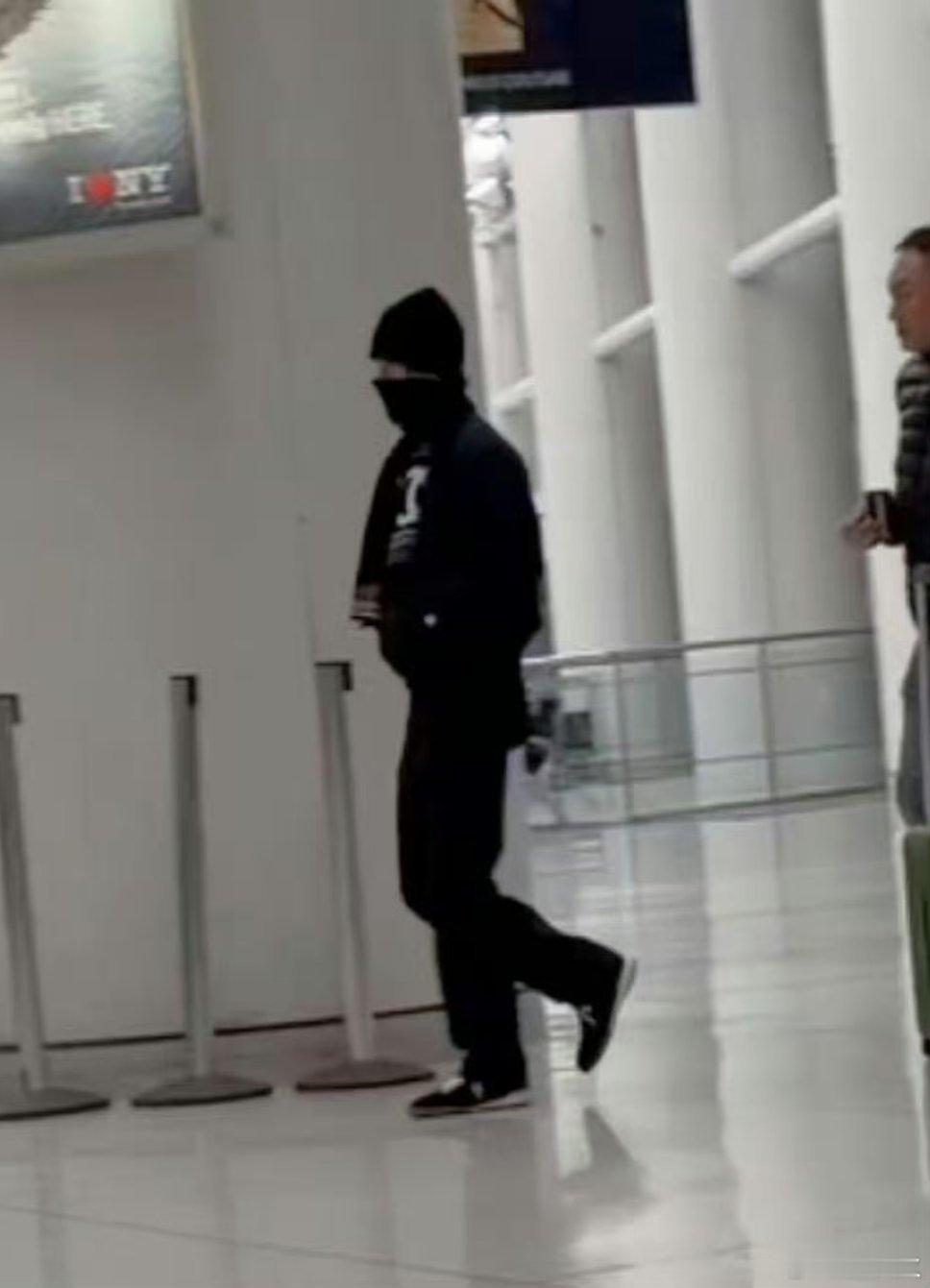 巨星回国！这脱衣有肉穿衣显瘦，并且看着好少年啊 王一博