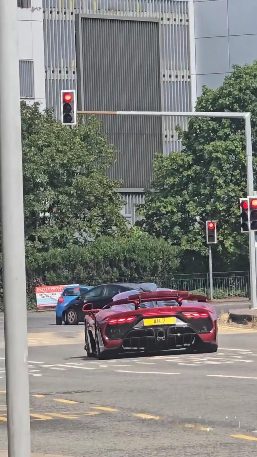 汉密尔顿的父亲（安东尼·汉密尔顿），驾驶着梅赛德斯-AMG One行驶在英国街头