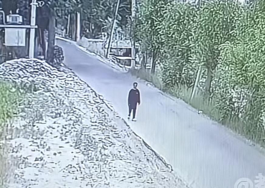 17岁被父亲责备后离家出走，老父亲发300张寻人启事，面对镜头时崩溃大哭，而他称