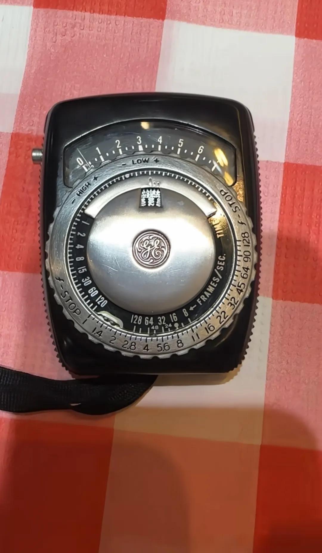 出于好奇，在古玩市场淘的。大家看一下，这件奇怪的物件是啥？难道是检测什么的仪器？