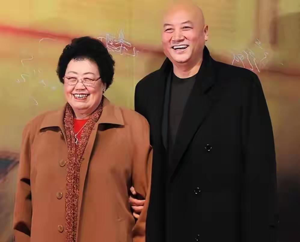 陈丽华和“唐僧”迟重瑞还是很有夫妻相的，

两人一看上去就非常的有福气，

虽然