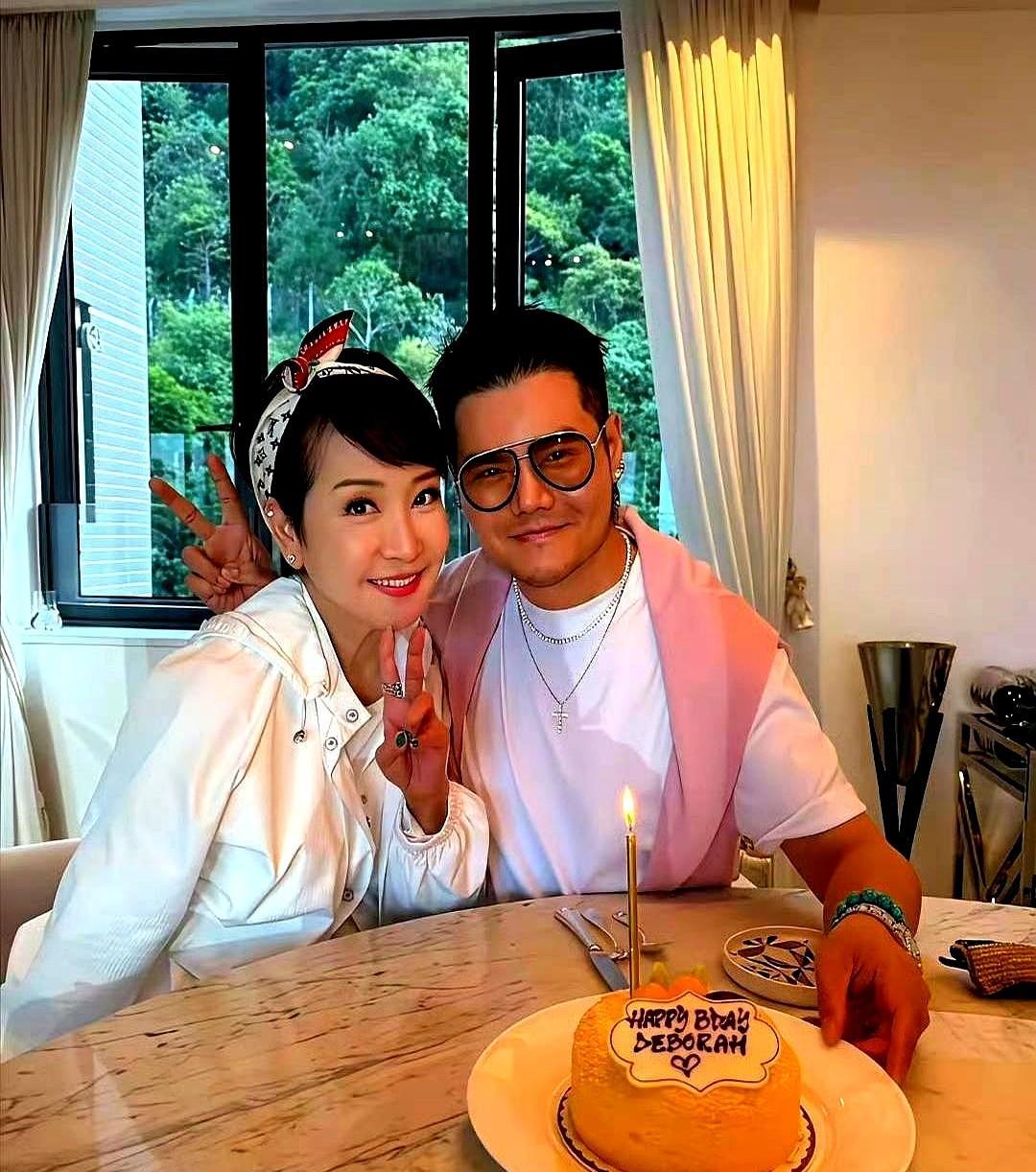 谁敢信76岁还能被宠成“小女孩”？
狄波拉这状态简直绝了，不仅现任老公江耀城喊了