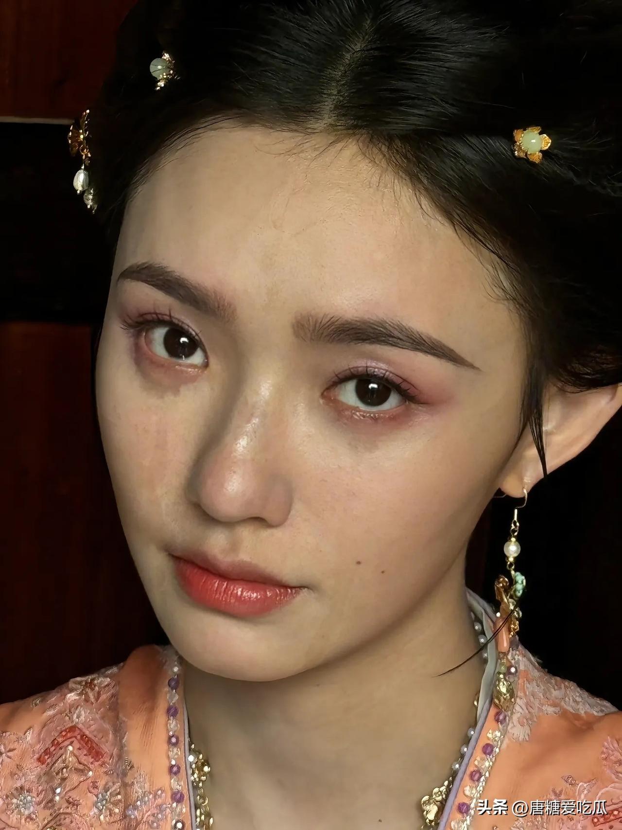 资本这么喜欢林允
不是她演技好，也不是她长得漂亮，而是她这个人给价很实惠，片酬属