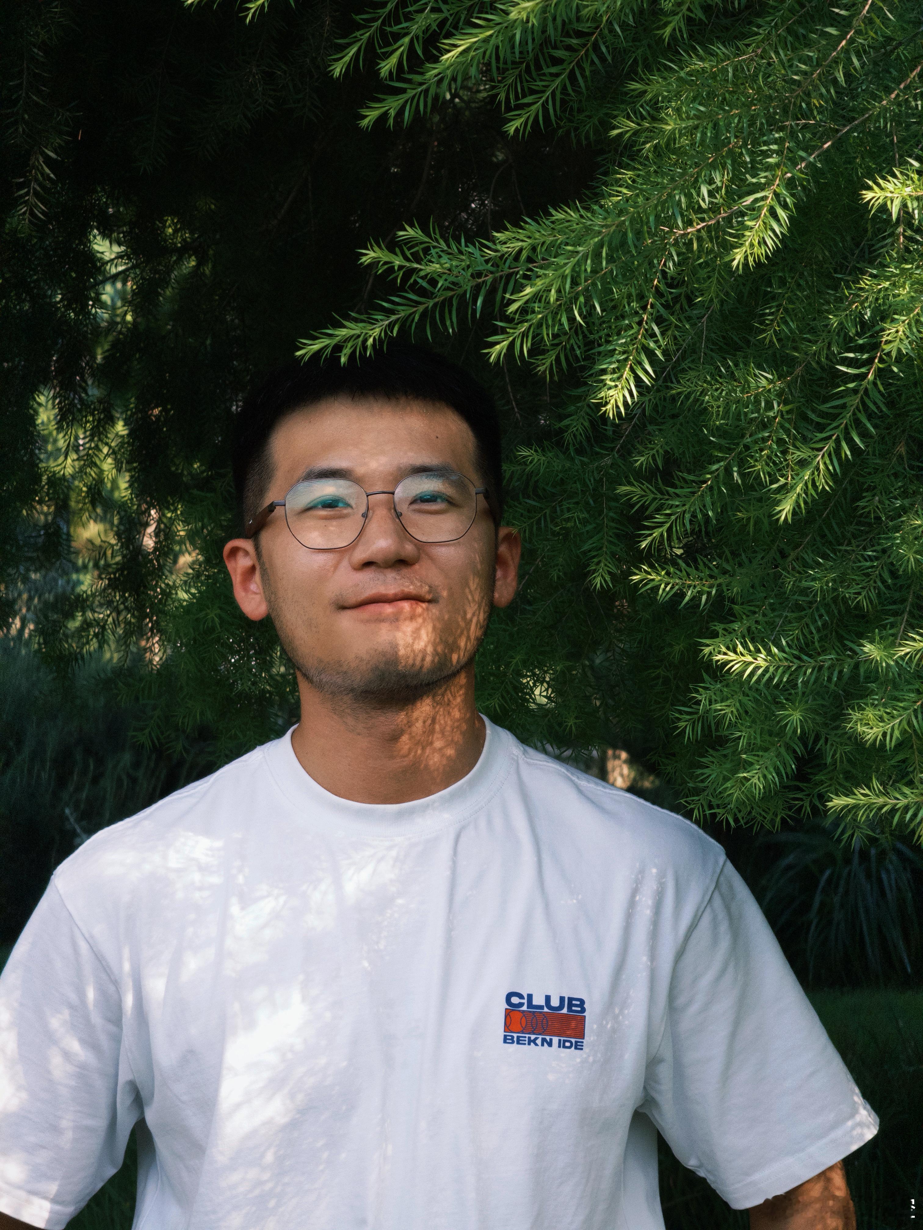 这几天拍照的时候明显感觉自己面相变了，变得有点陌生，或者准确来说，好像比以前更显