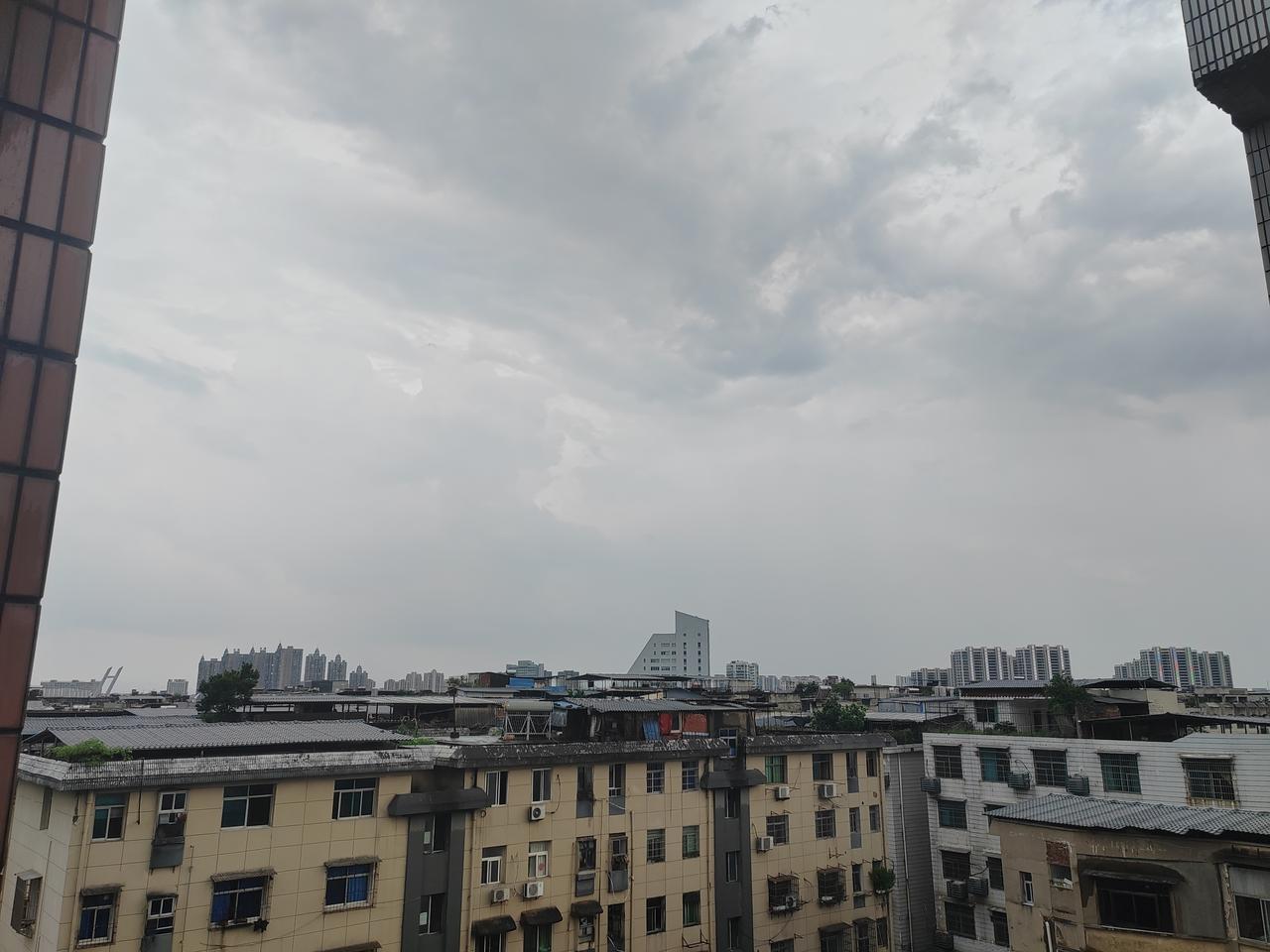 傍晚时分，天空突然阴沉，不一会儿，一阵急风骤雨从天而降，雨水肆无忌惮的拍打着城市