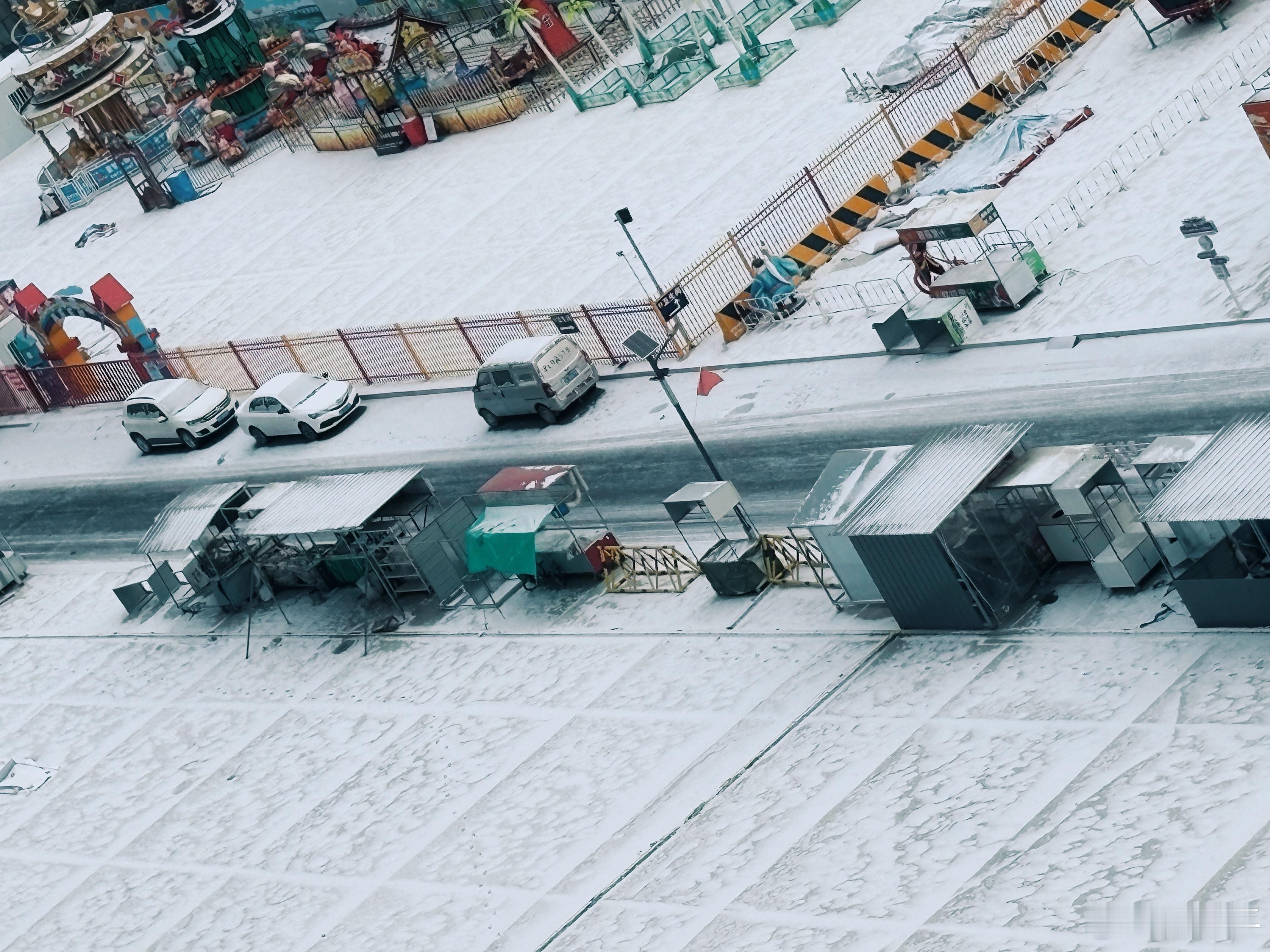 北京鹅毛大雪地处北京周边。昨天真是担心对了，给车充满了电。今天这雪花铺了一层，出