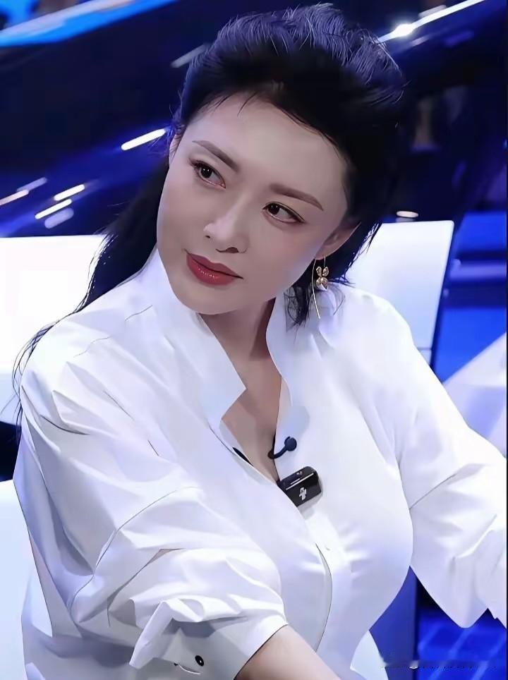 七律·雅鉴
 
素衫一袭绝尘华，高挽云鬟韵自嘉。
耳畔金饰凝逸态，眸中慧智蕴清遐