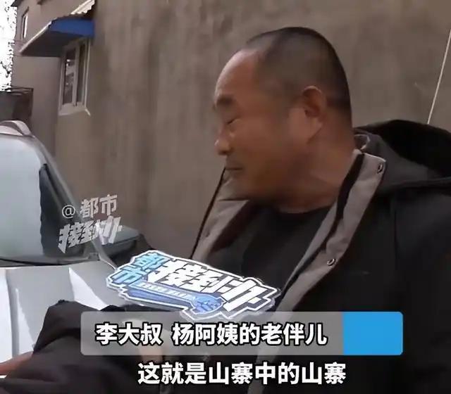 大爷花费2万多元网购“高配卡宴”，却收到一辆山寨车，车标上印着鹿，根本无法上路，