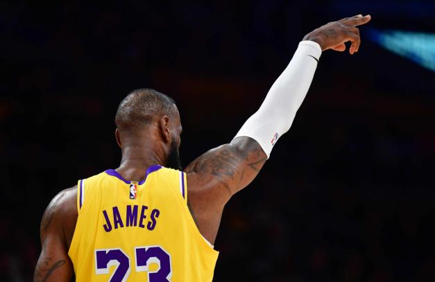 这场怎么吹？41岁詹姆斯再创历史！助攻数升至湖人队史第五，率队24分狂胜国王！北