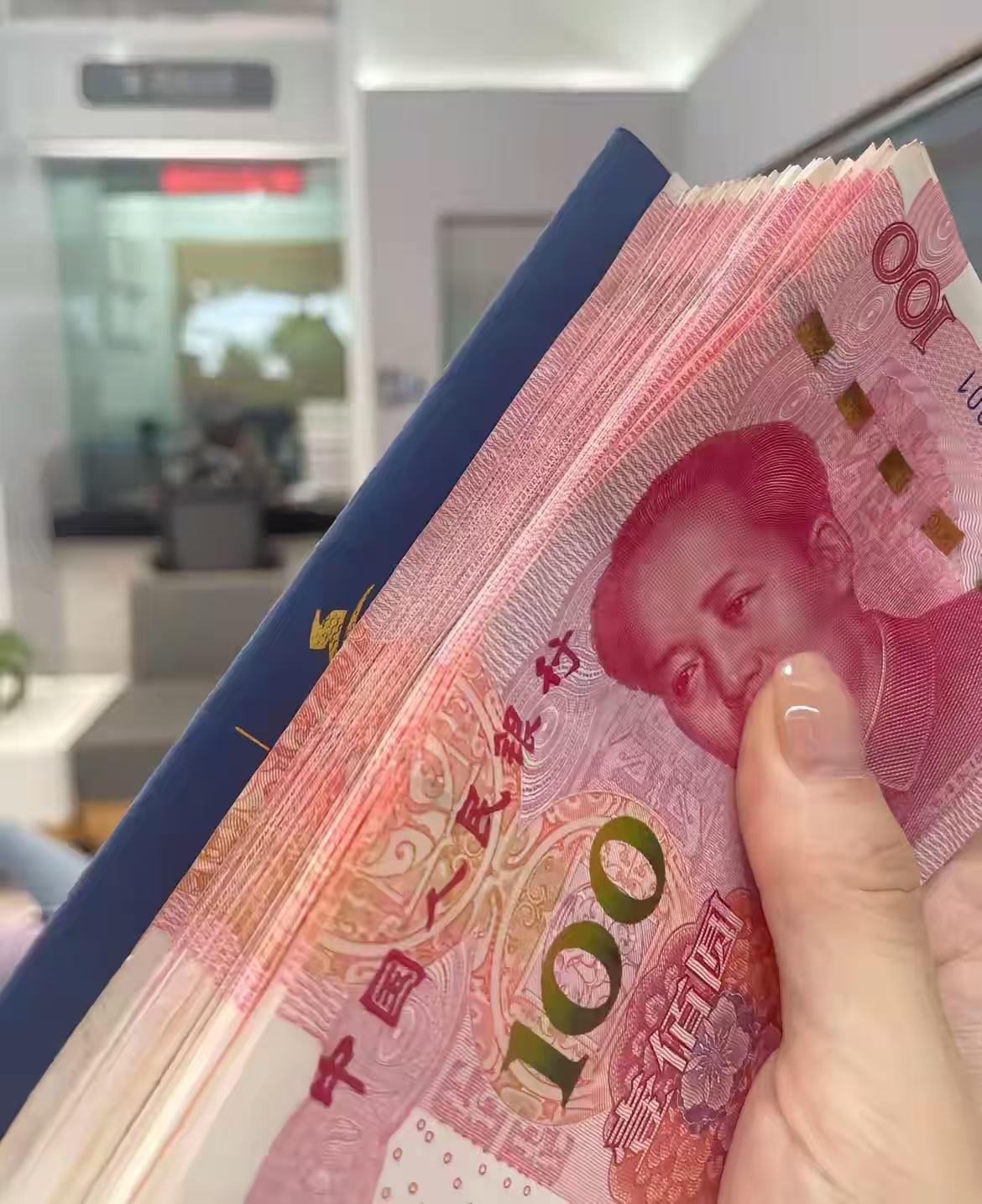你不逼自己存钱，生活就要逼你低头。
成年人的底气就两样：卡里有钱，身体健康。


