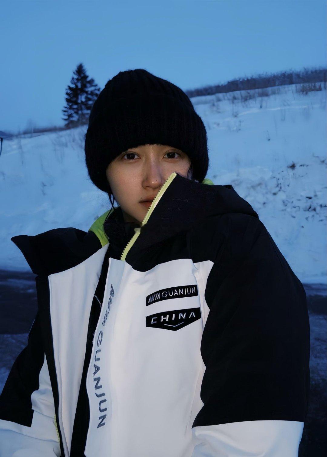 关晓彤现身吉林长白山雪场打卡，解锁冬日滑雪乐趣。高挑的她身着潮酷滑雪服，搭配亮眼