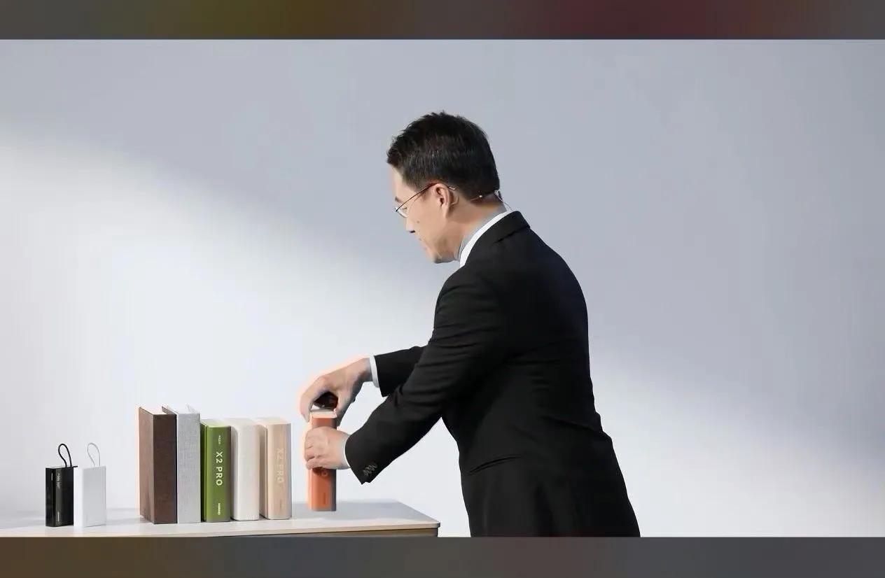 华为书本路由器，颠覆颜值，这小东西摆家里完完全全的自然，不像以前的普通路由器那么