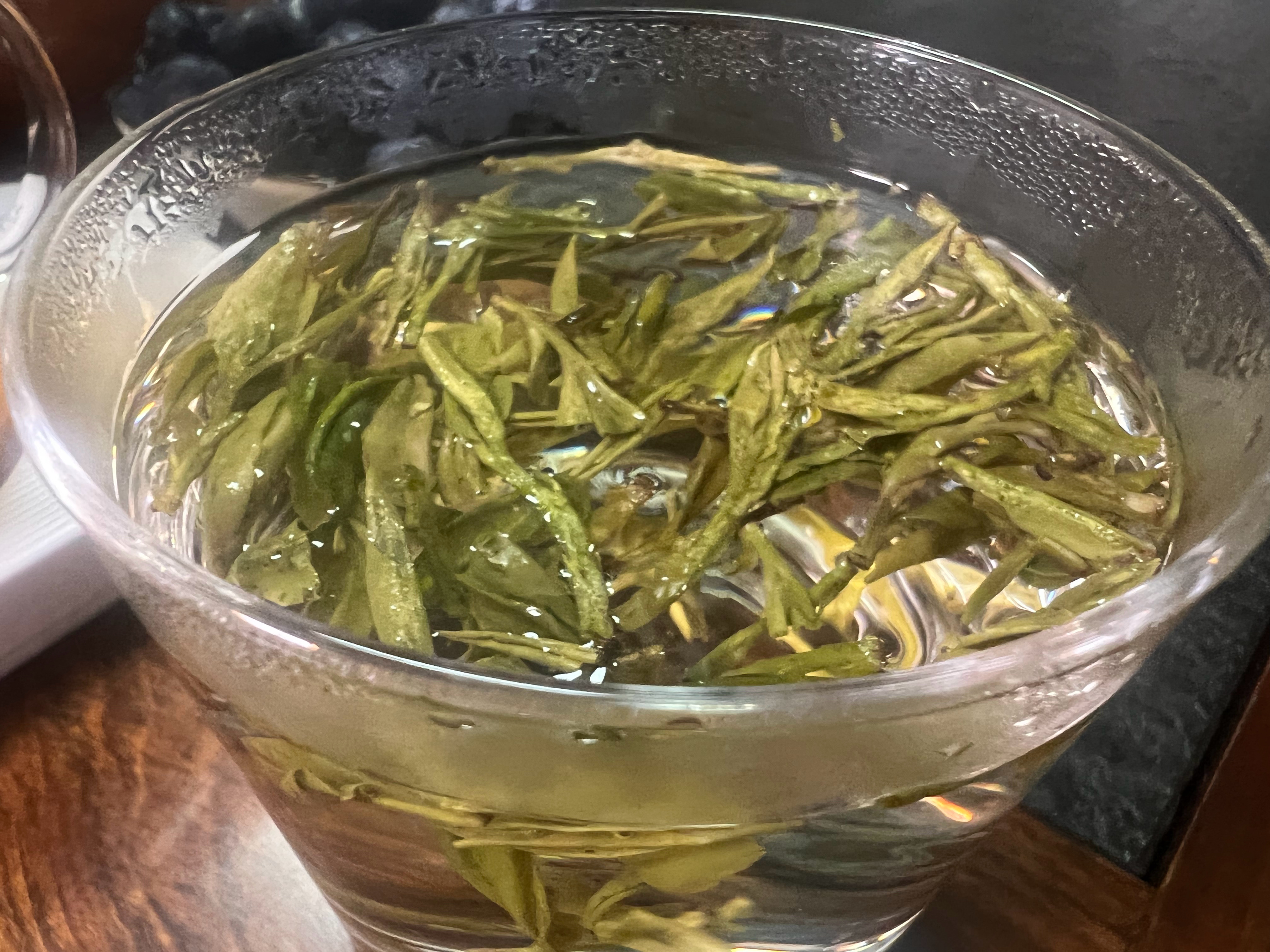 茶道  春风拂过山野，嫩芽凝露成香，一口春茶，是山河苏醒的味道。 