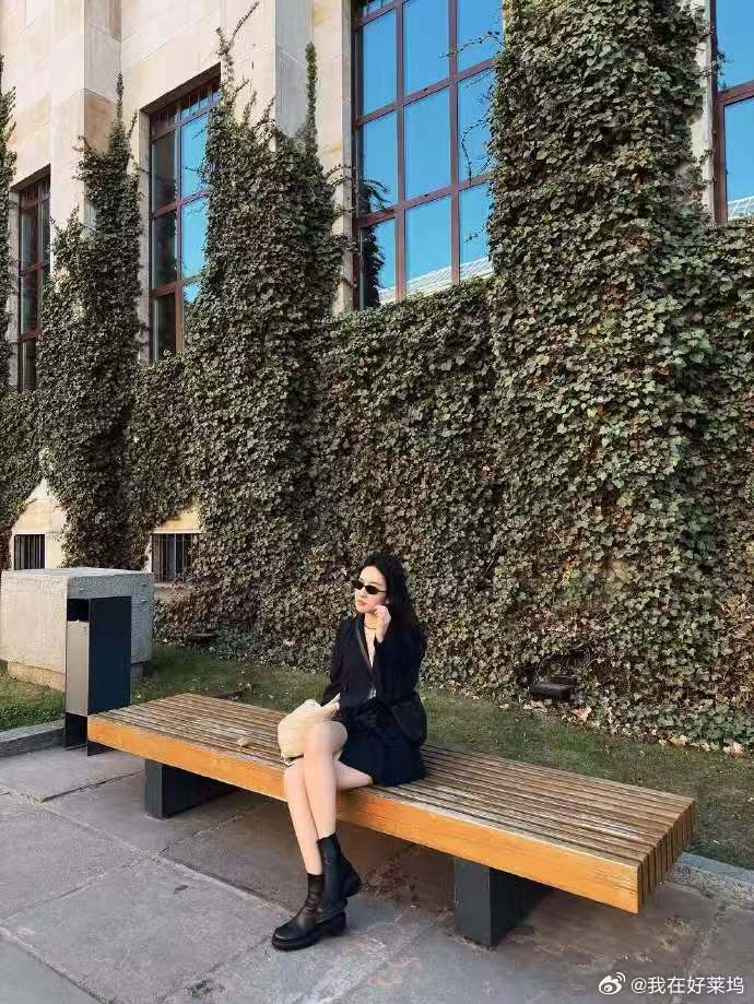 刘亦菲波兰旅行碎片刘亦菲晒波兰随拍刘亦菲刘诗诗 代言欣赏两位优秀的艺人并肩同行，