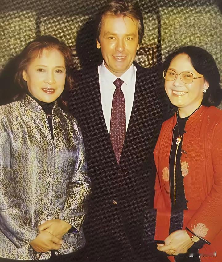 上世纪八十年代，影片《佐罗》引进国内上映，风靡全国。这是影片男主角“佐罗”的扮演