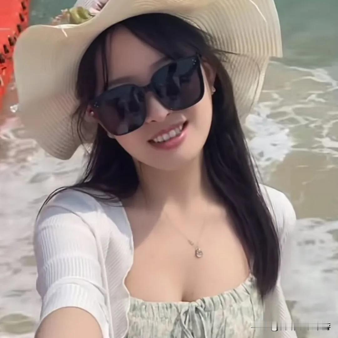 夏日海边打卡，笑靥如花，轻松惬意！