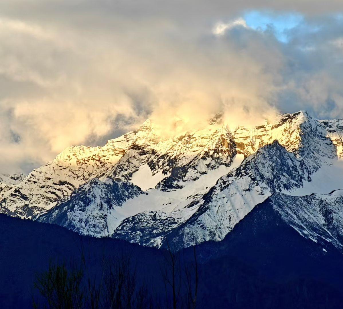 随手拍张照日照金山的浪漫，是雪山在时光里写下的诗。金光漫过雪顶的那一刻，所有奔赴