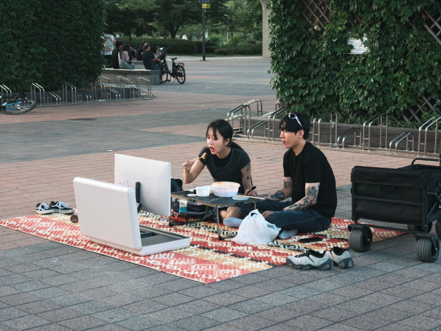 韩国年轻人的松弛感，前三张让我觉得他们太有趣了。汉江边上没啥景色，都是年轻人很有
