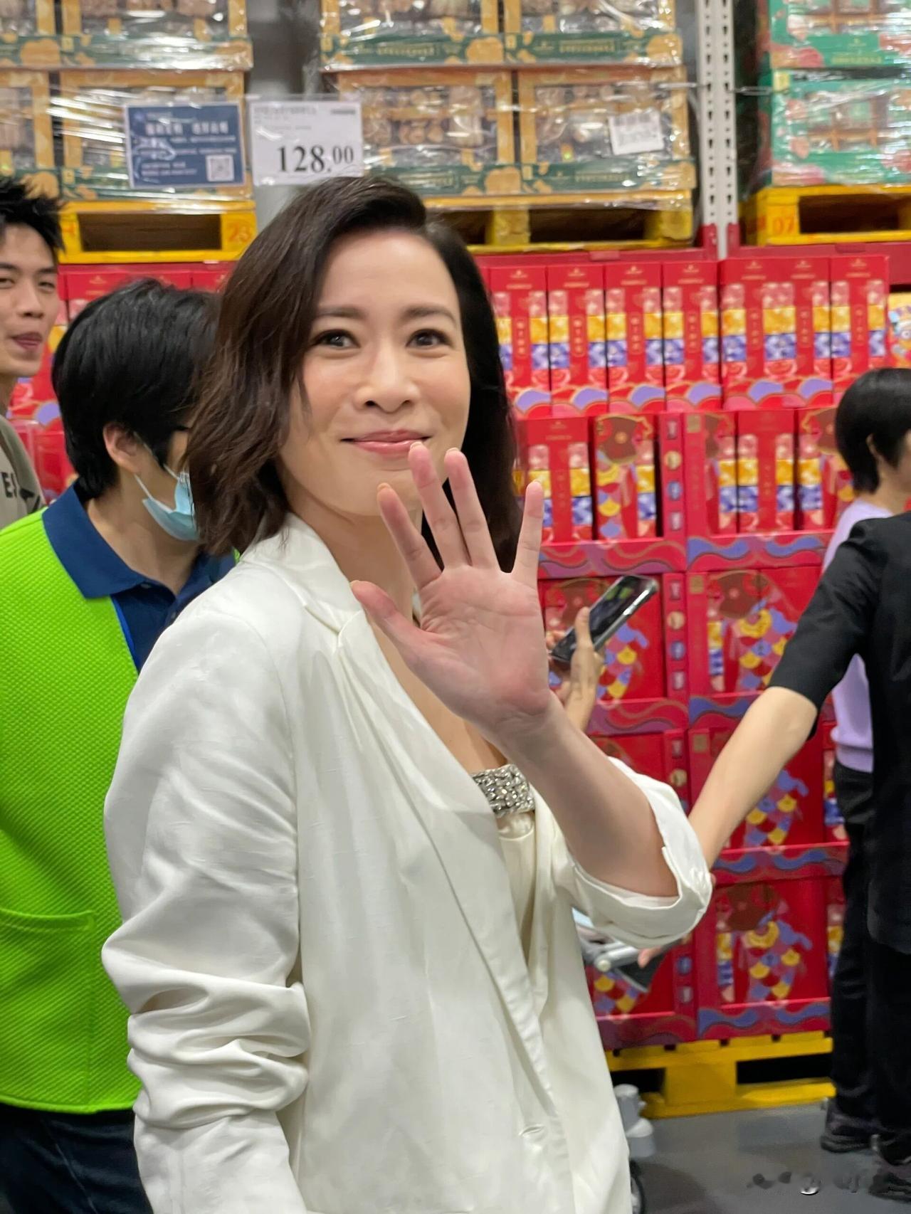 山姆在香港有多受欢迎？看看他们就知道了。
深圳山姆天天人气很旺，其中少不了香港人