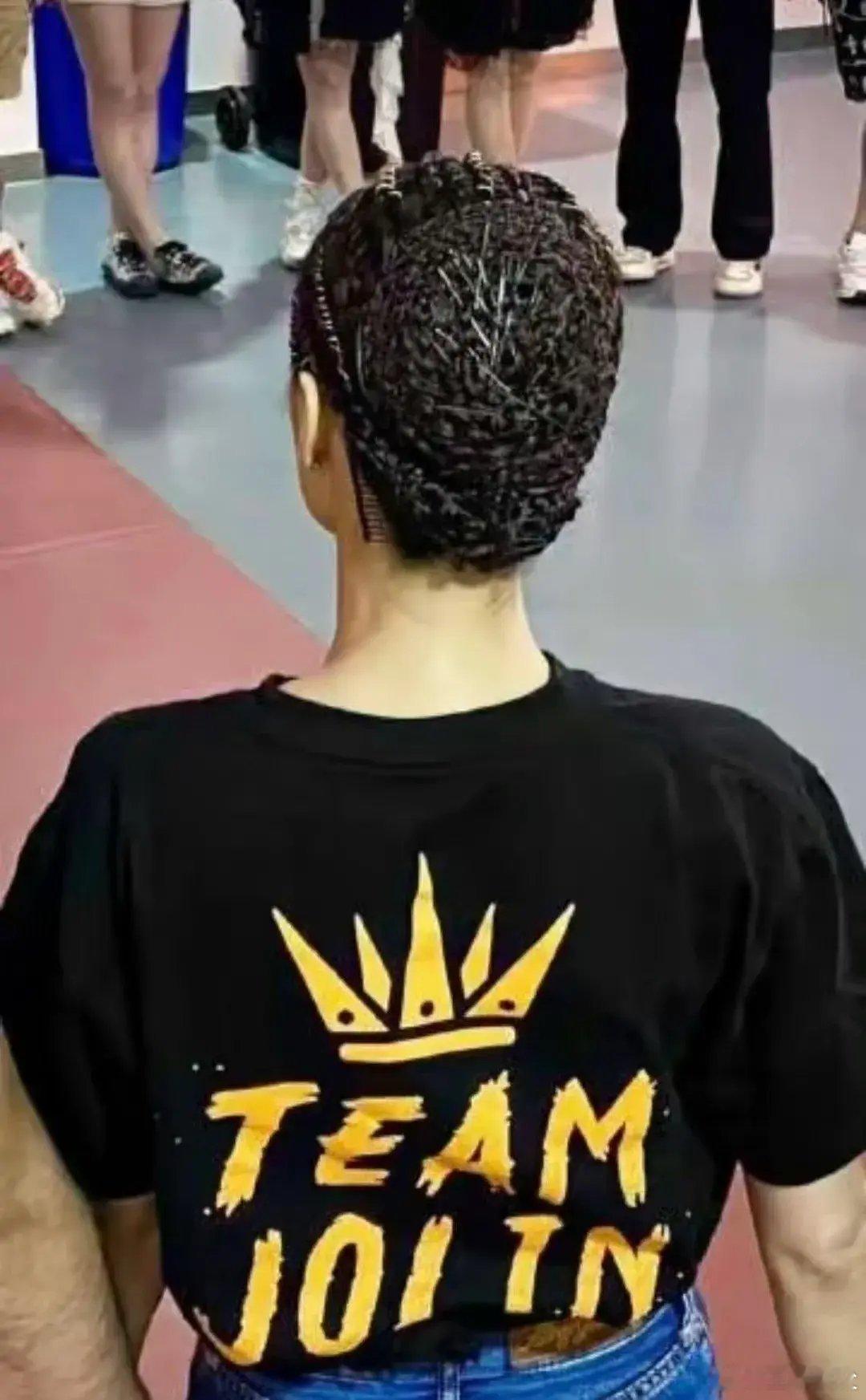 蔡依林盘发用了整整一千根发卡！[允悲][允悲]不累吗？就是拆头发的时候 