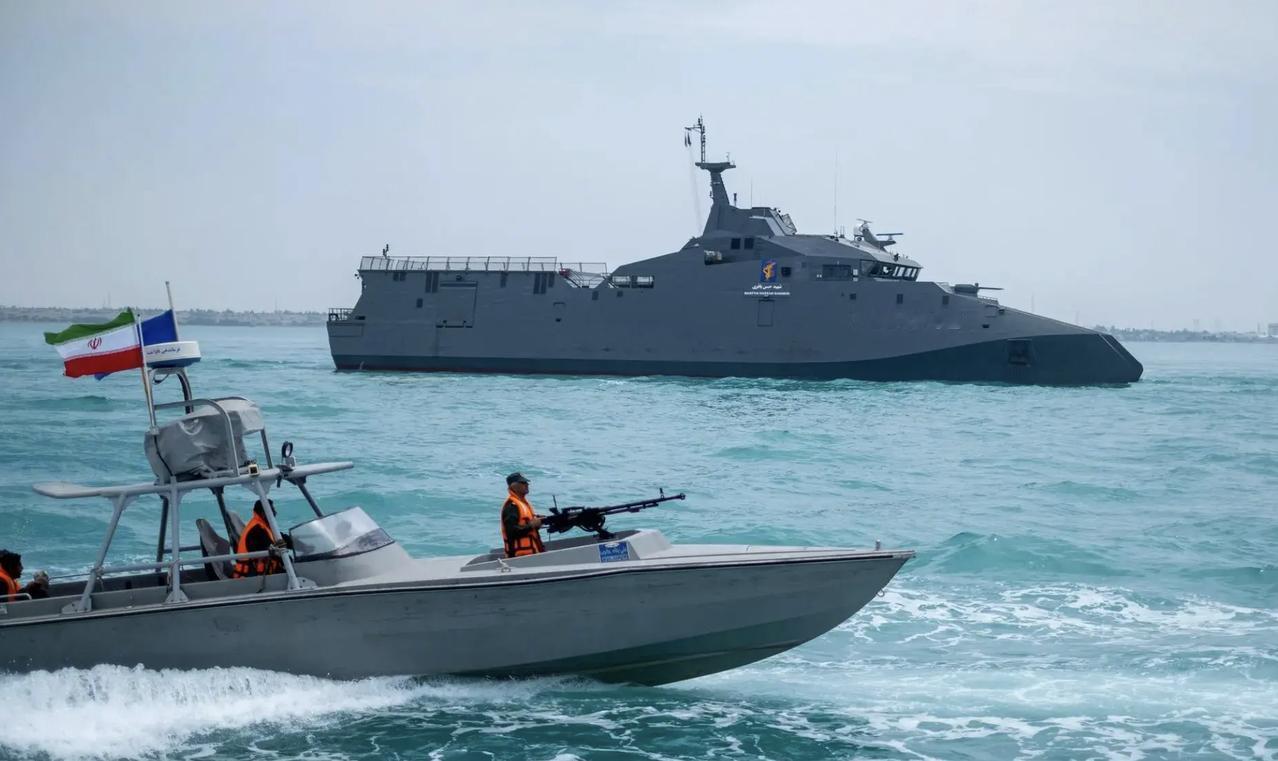 刚刷到一条硬核消息，特朗普直接在社交平台撂狠话，谁敢在霍尔木兹海峡偷偷布雷，美军