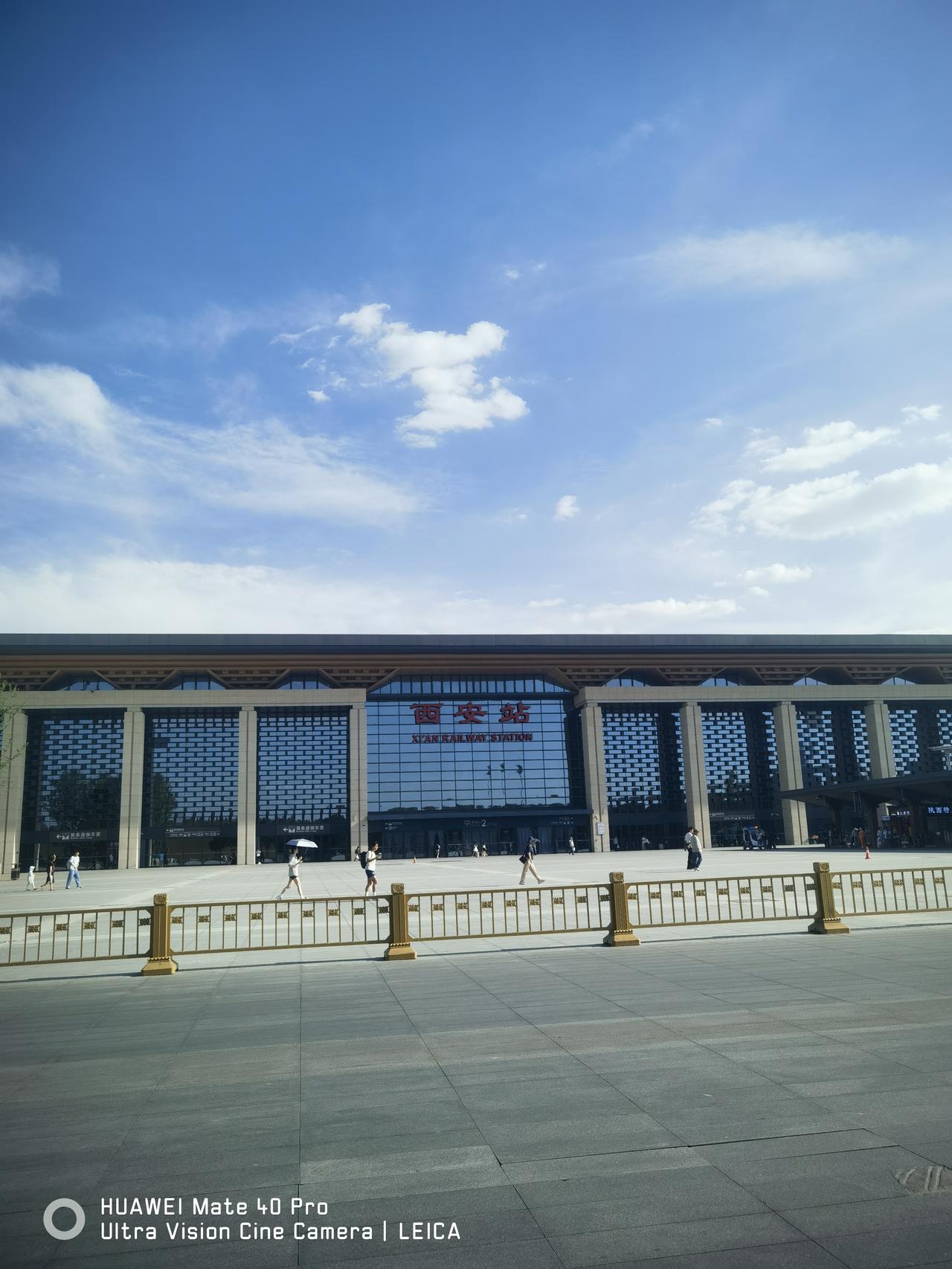 快讯！今天下午周五17：00西安站北广场客流量不大！由图可见火车西安站北广场，人