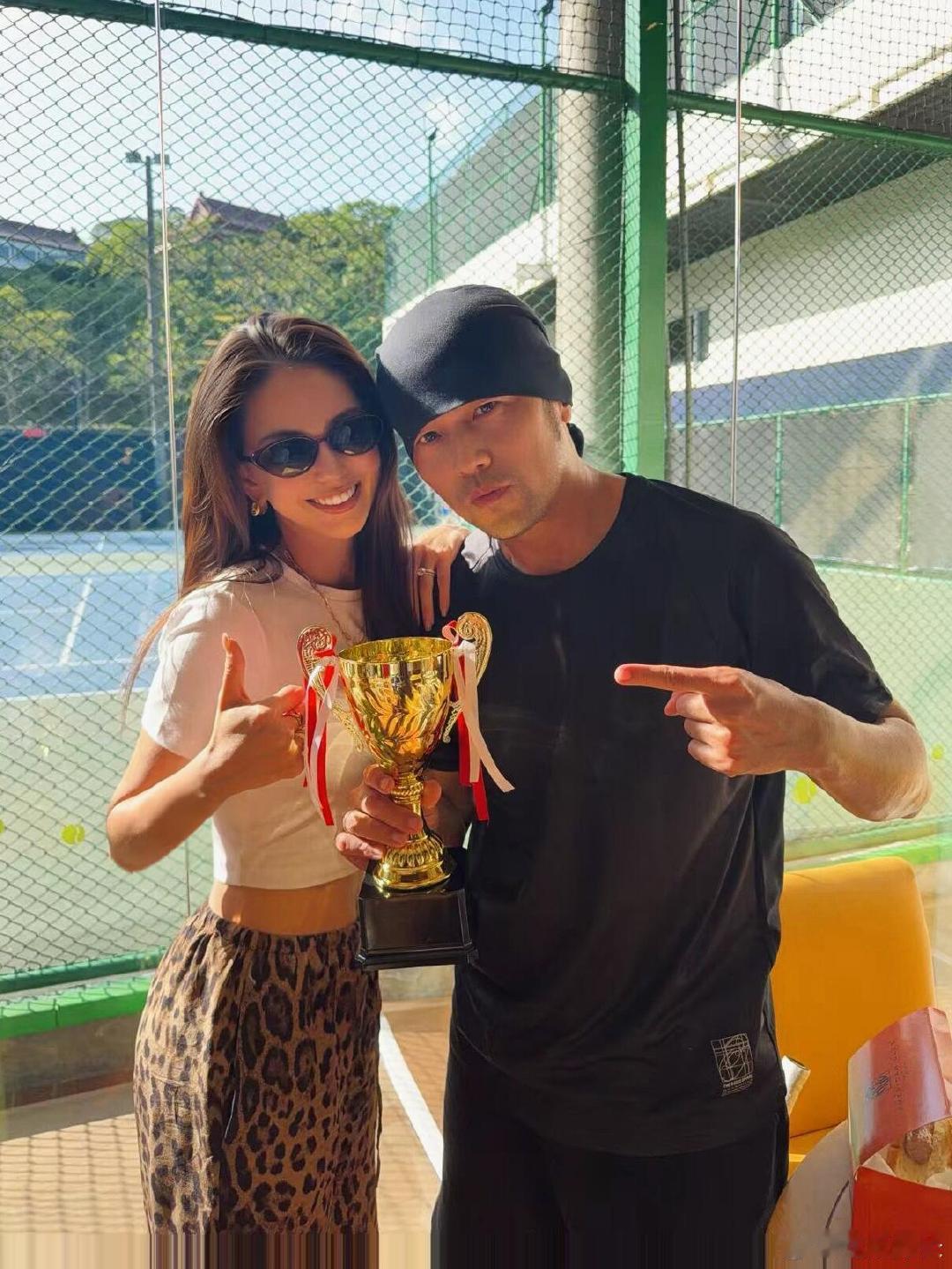 昆凌周杰伦庆祝拿奖杯周杰伦对昆凌镜头比耶周杰伦拿奖，昆凌直接化身头号粉丝在线打 