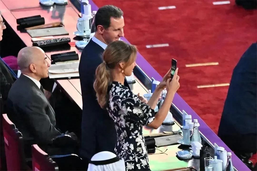 看看这张相片，巴沙尔夫妻和西哈莫尼国王的合影。这应该是2023年运动会的开幕式。