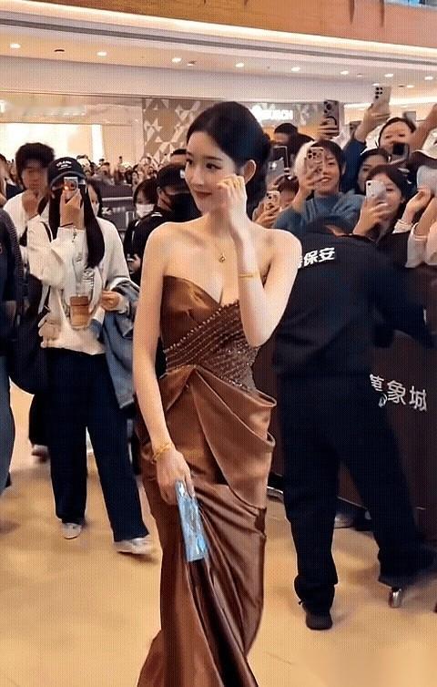 以前总说王玉雯是清冷氧气感，结果这次活动，镜头差点被她晃“瞎”。
镁光灯噼里啪啦