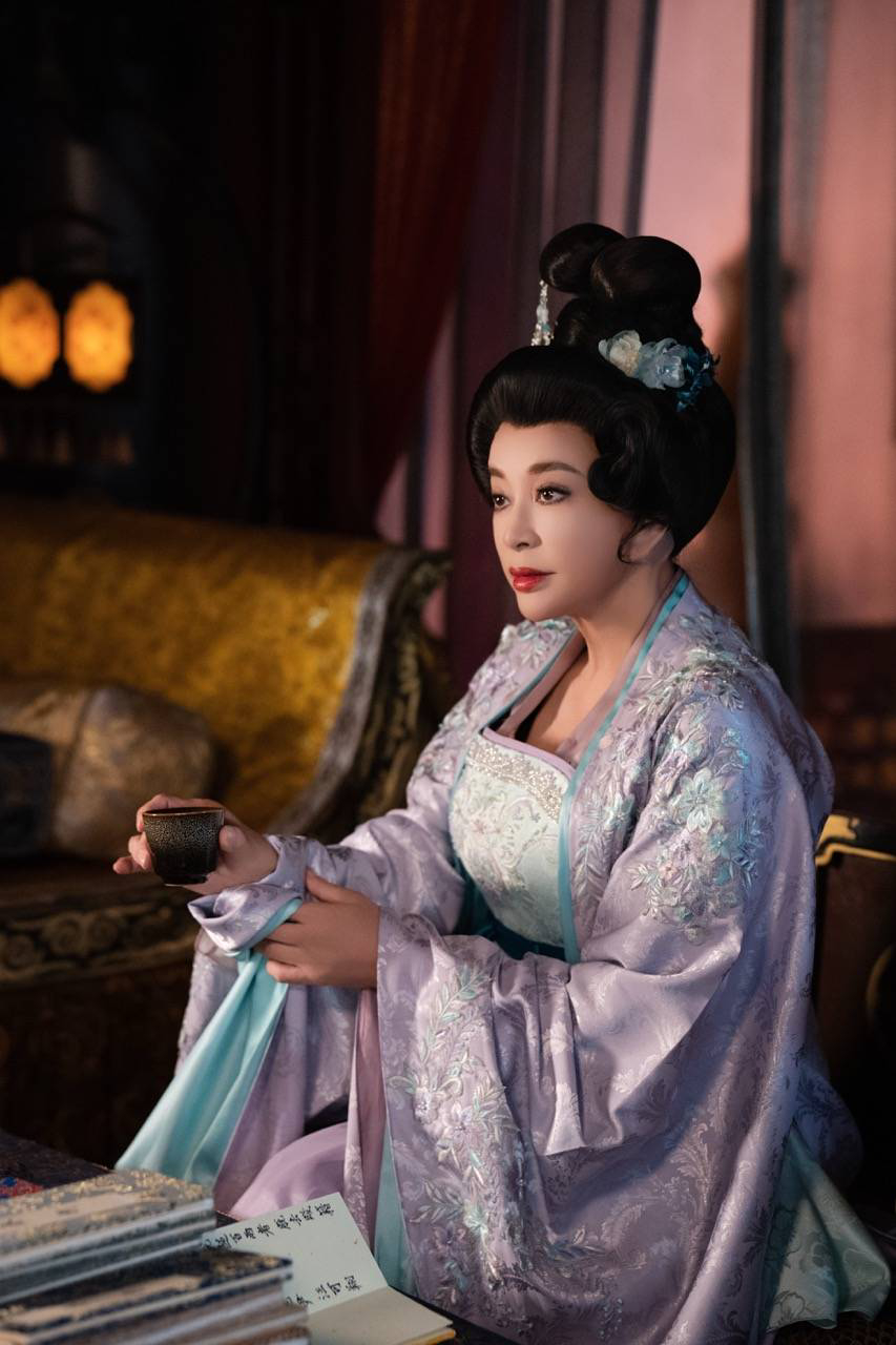 刘晓庆30年后再演武则天庆奶这波状态回春！75岁演女皇，一颦一笑皆是戏！短剧武则