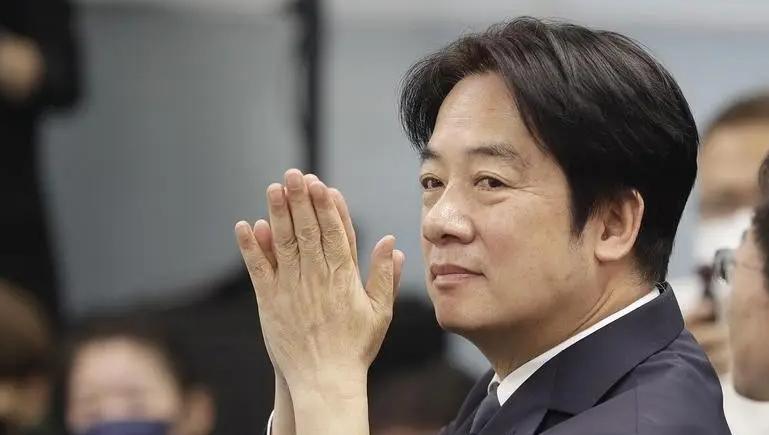 赖清德认怂了！在我们大军压境台岛之际，赖清德曾表示，“中共解放军今无预警发动正义