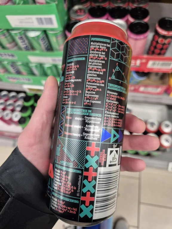一款名为“Energy4Life”的罐装饮料，包装上印满了数学公式“小抄”不过，