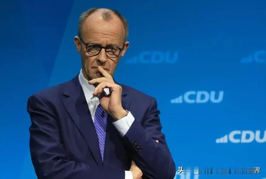 德国总理默茨认为，俄罗斯应该向乌克兰赔偿5000亿欧元的损失，否则就不能取回被欧