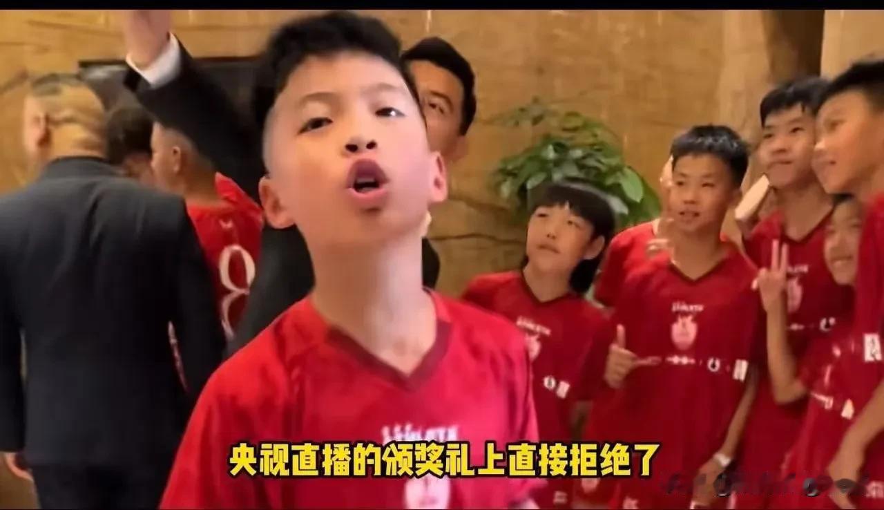 全网都在夸的12岁足球小将，我百分百赞同他的做法！
 
真的太通透、太清醒了！我