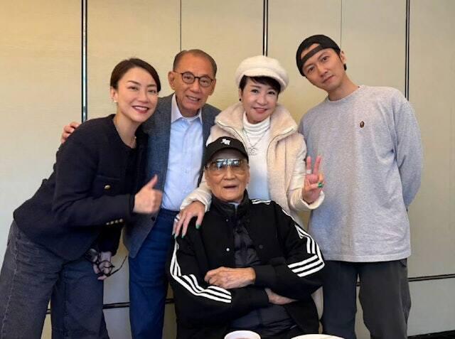 那个潇洒了一辈子的男人，今天又潇洒的走了！

不得不说，四哥传奇的一生。叱咤香港