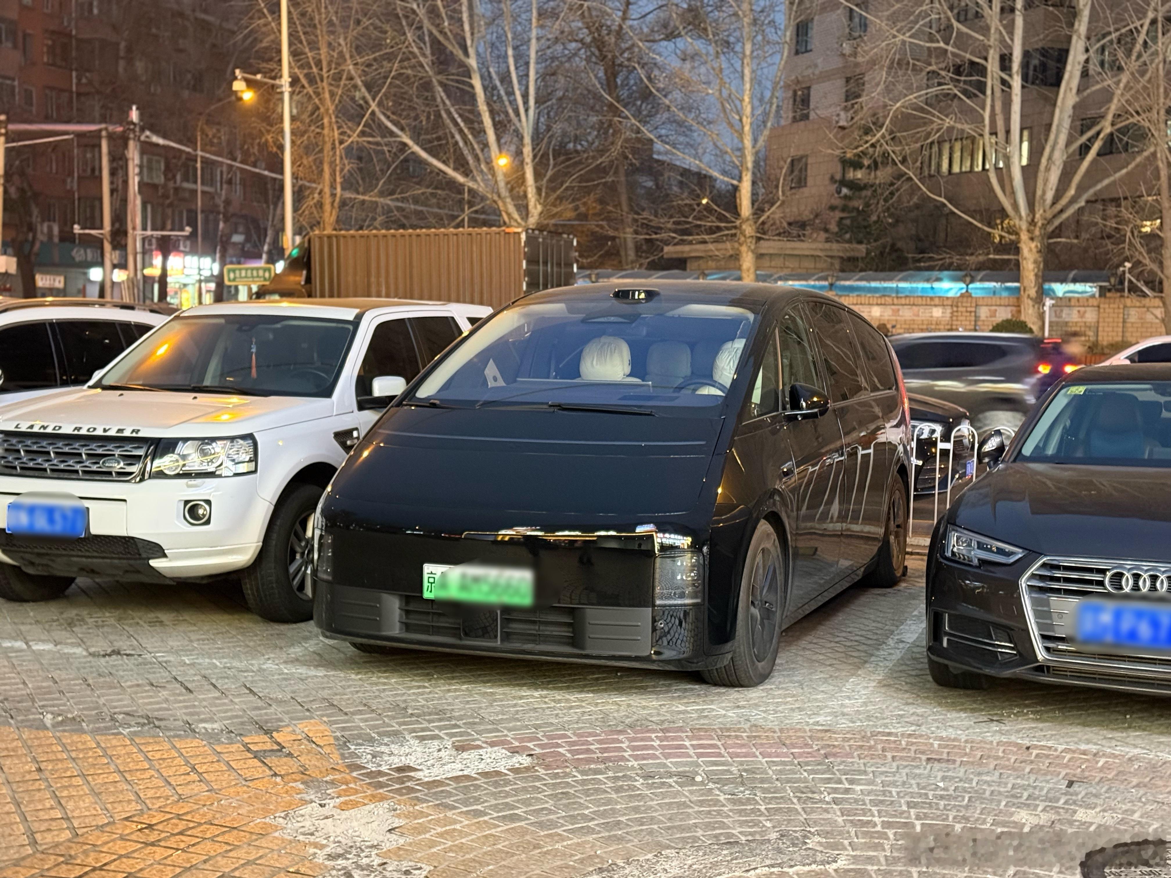 遇到个黑色的MEGA，拍照时发现几乎80%路过的都会看看这车。干净的时候应该挺棒