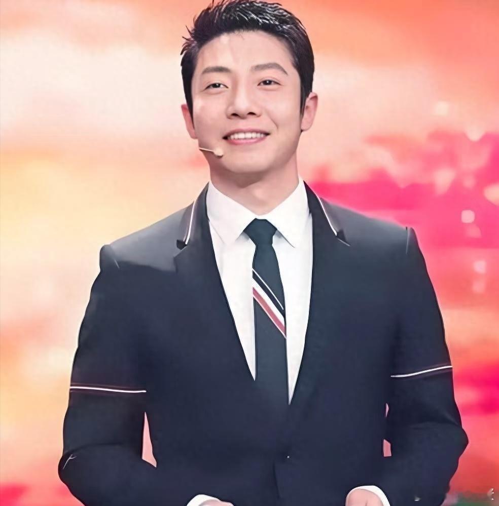 撒贝宁才是央视里的顶级E人无论是台上还是台下，我们撒老师就是这么会调节气氛～撒老