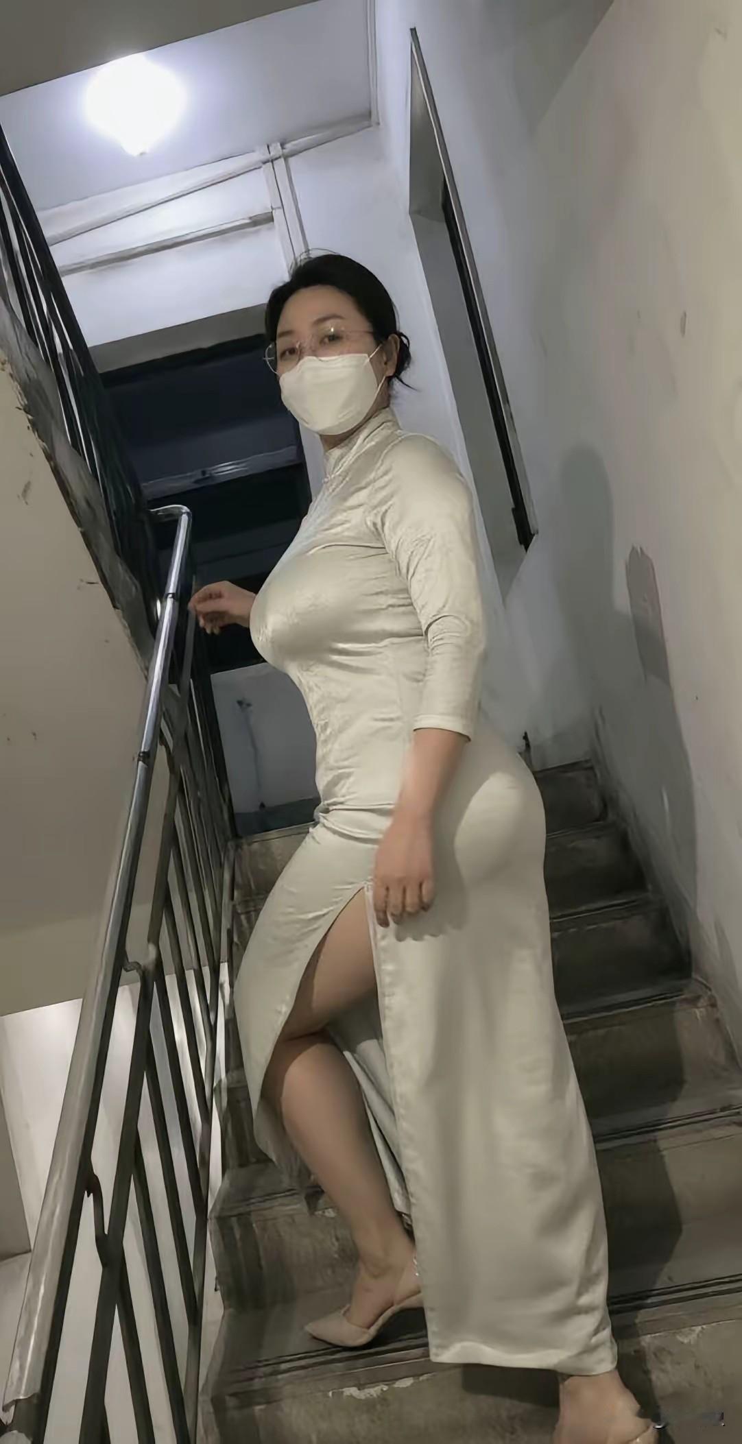 这白色裙袍战将也那么出色。
这身材你敢说她是胖子吗？
你敢叫她减肥吗？