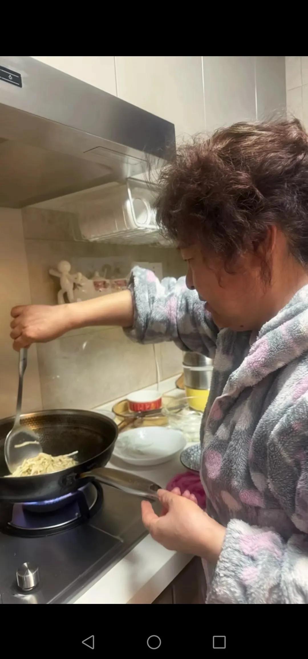 正月十五，月满人间，灯火映万家。在这团圆佳节，家人围坐，共赴一场温馨的团圆饭之约