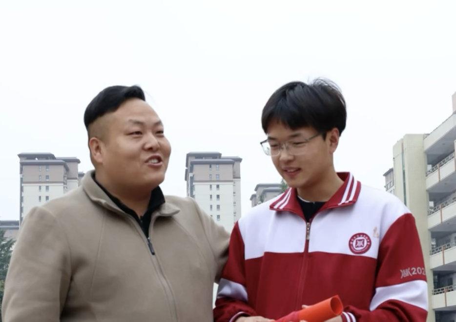 近日，河南灵宝一辆大货车侧翻，司机被困，路过的顺风车司机孙鹏飞和高中生乘客王玉行