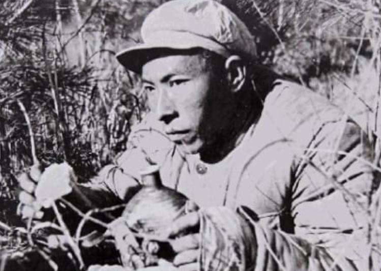 1952年晚，几名美军举起刺刀对着志愿军的遗体刺捅，没多久便大摇大摆地离开，却不