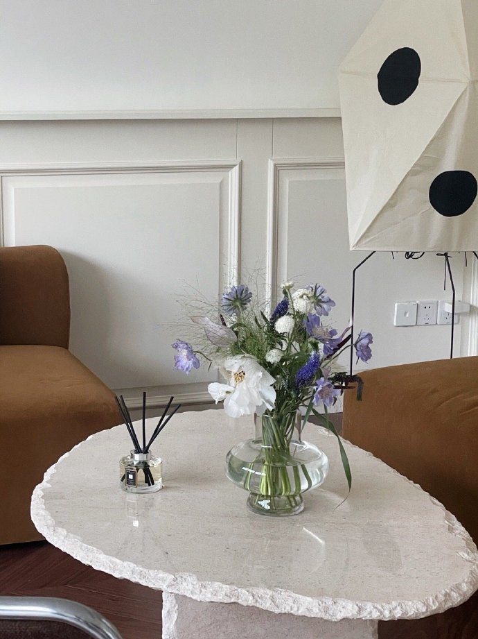 闲暇时过过慢生活也不错，在细碎的日常里，捕捉生活的幸福感。放肆的买花，用花填满空