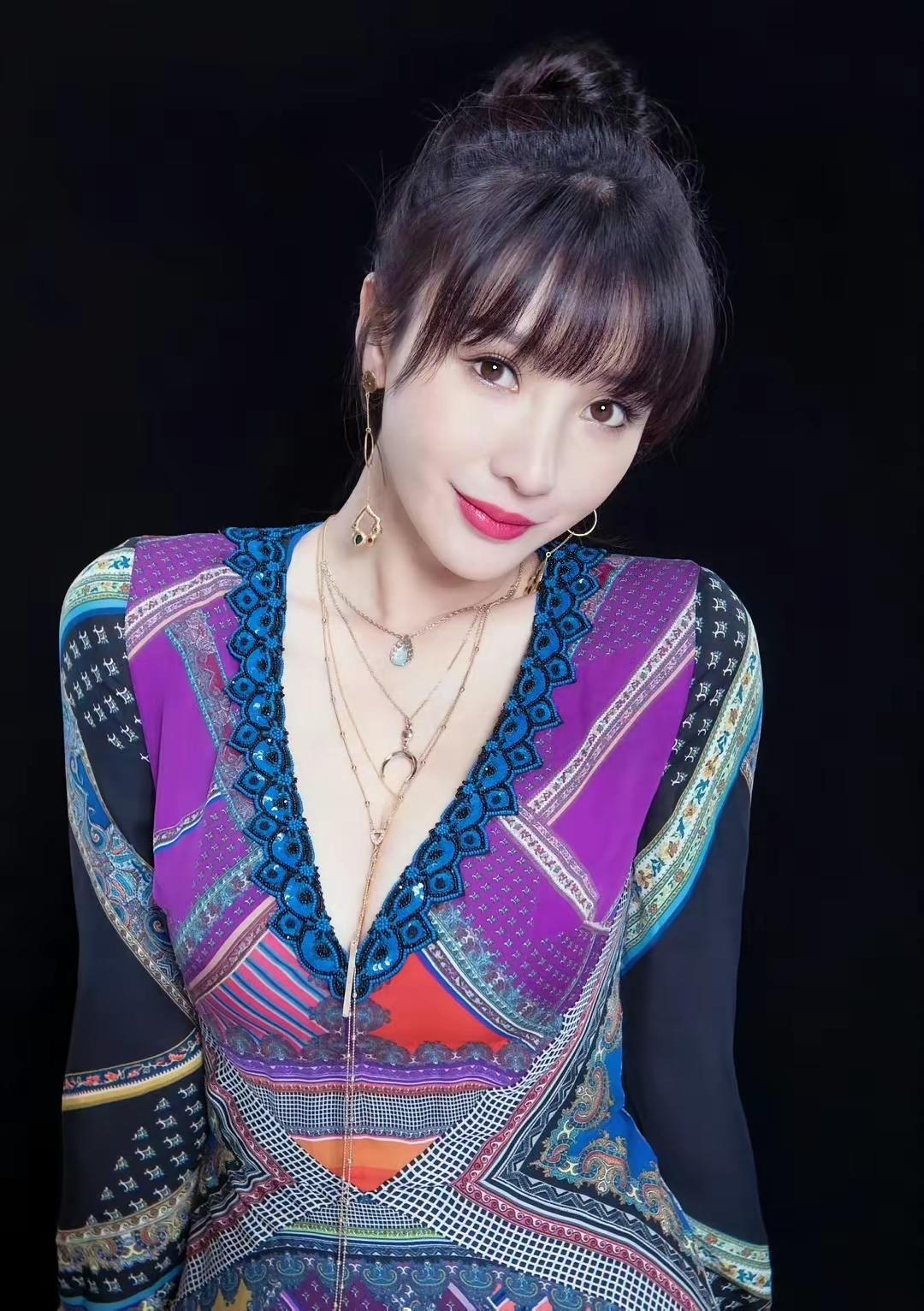 初代的性感女神留言这两年好像慢慢淡出娱乐圈了，也看不到她演的电视剧了真可惜啊！