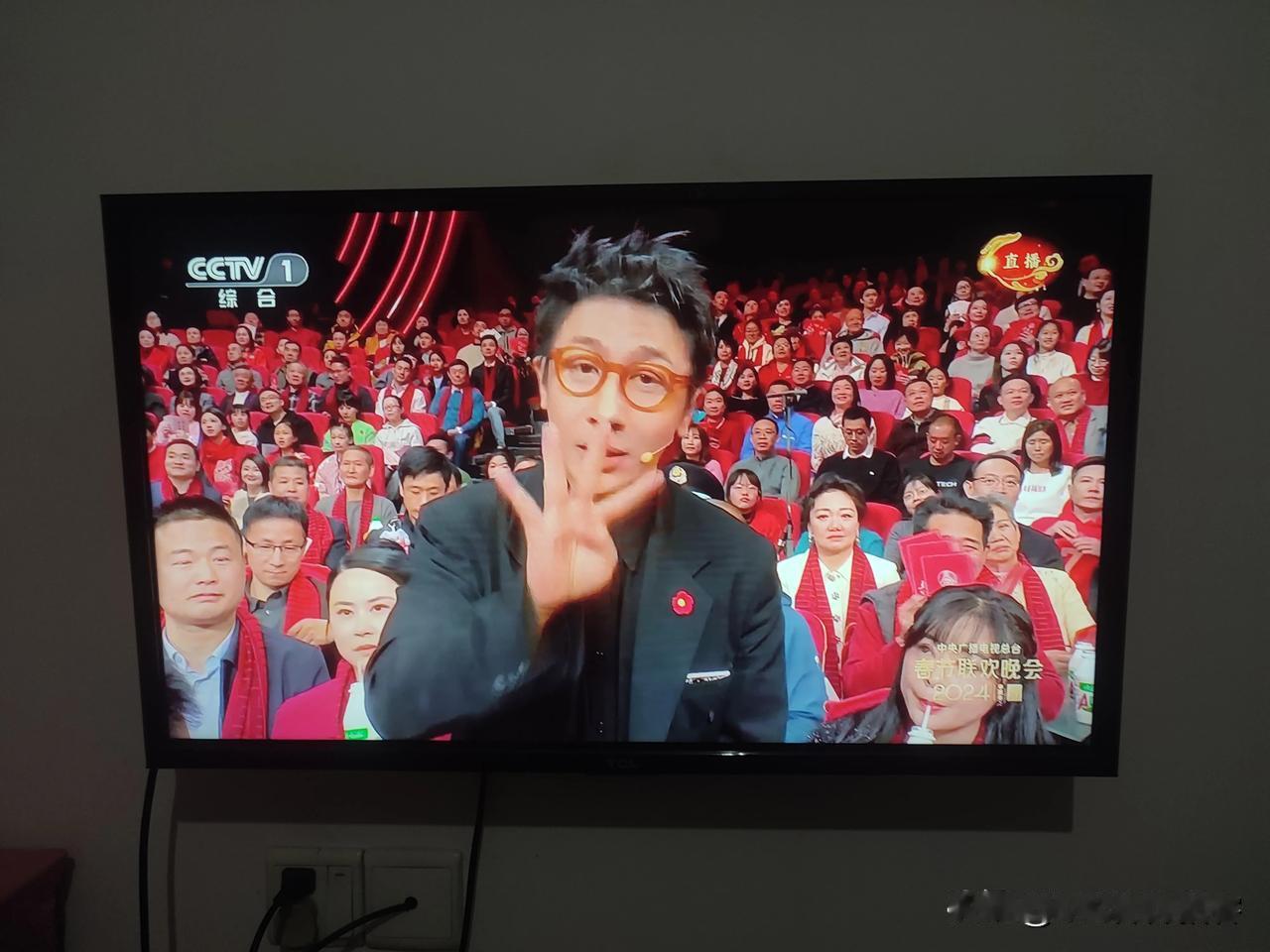 在著名的魔术师刘谦的魔术表演中，尽管我们都知道魔术是假的，但却总被其神奇的手法和