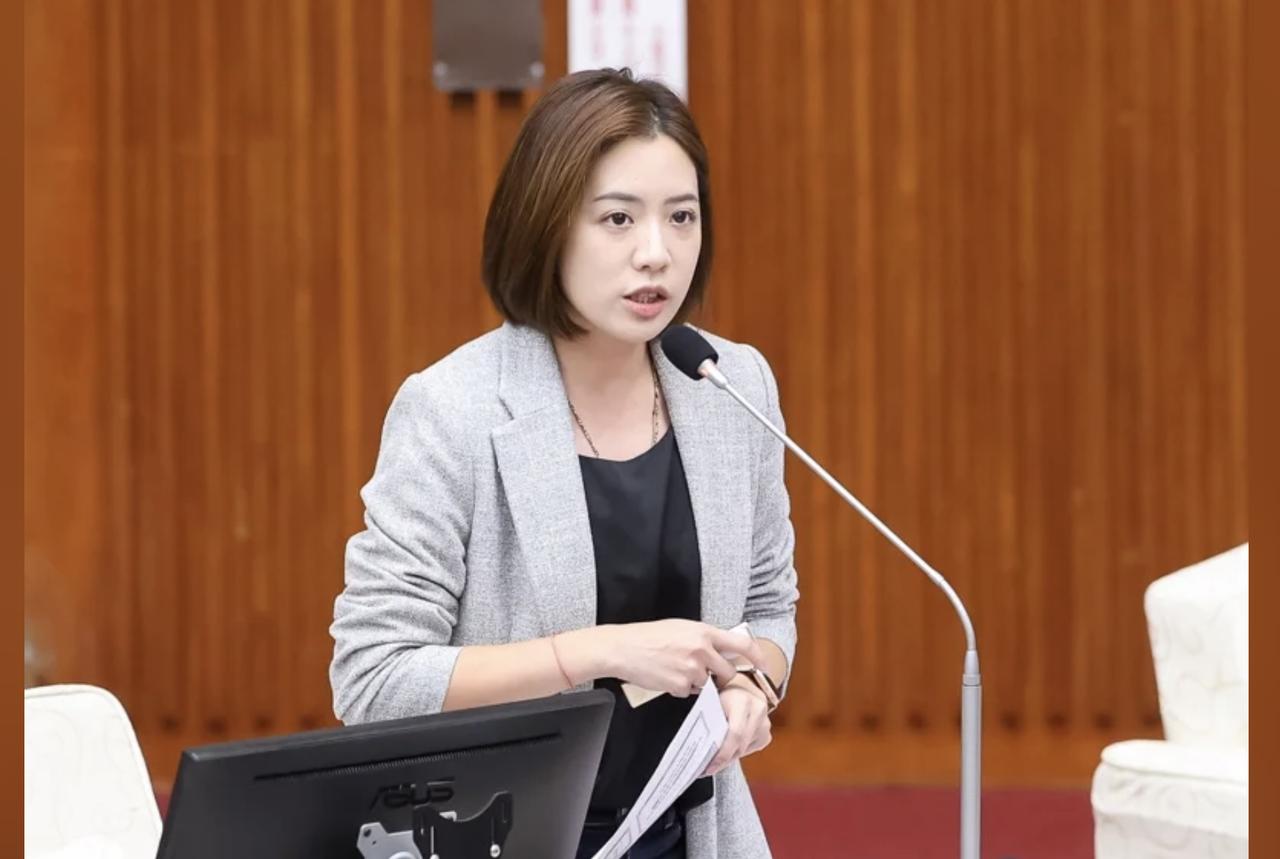 昔日同僚撕破脸！“学姐”黄瀞莹与吴静怡隔空对呛，火药味十足！

民众党台北市议员