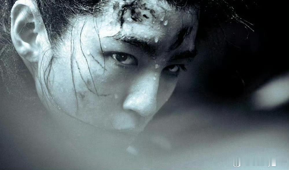 王俊凯狄仁杰剧照谁懂王俊凯这版狄仁杰！彻底告别清爽少年感，伤痕斑驳，湿发凌乱，一