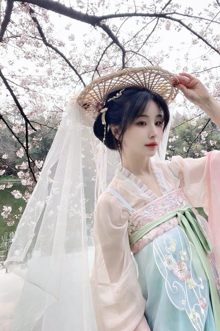 “是谁在花港观鱼而我在等你”