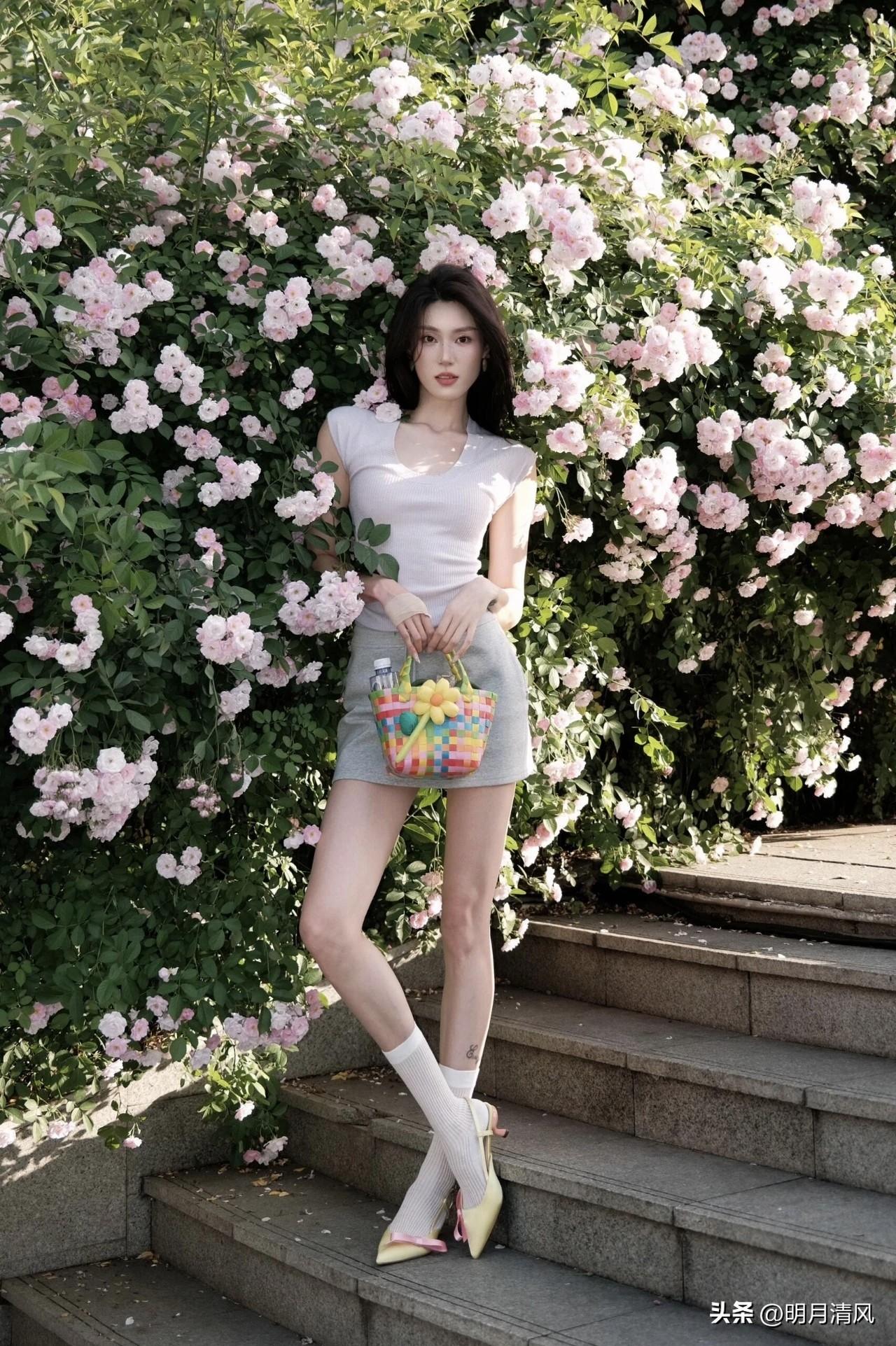 春天花墙下拍照，我最推荐这个动作：背对镜头走，再回头看。

这个动作真的绝了，不